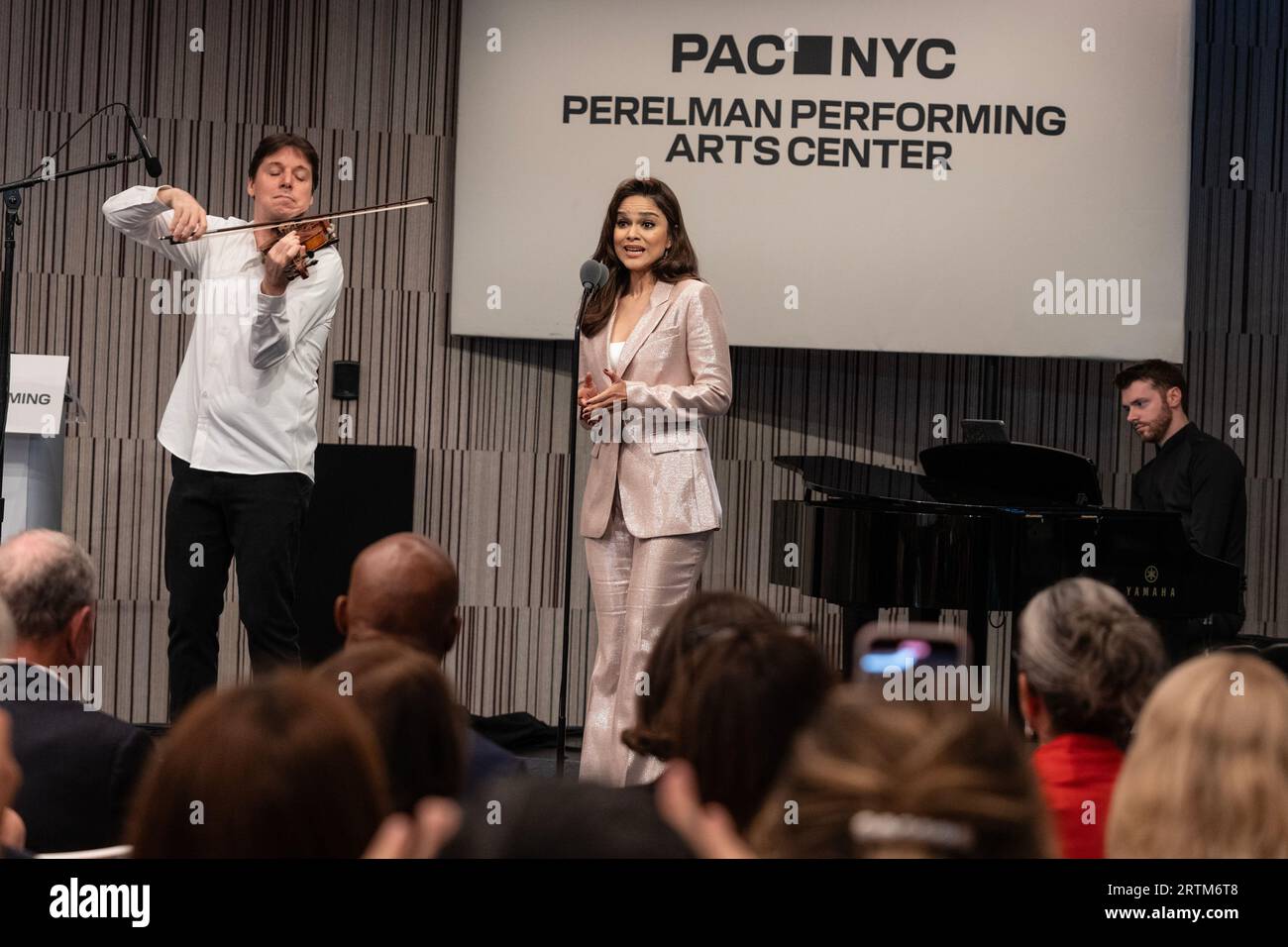 Joshua Bell, Larisa Martinez, Peter Dugan si esibiscono durante l'apertura del Perelman Performing Arts Center evento stampa e taglio del nastro a New York il 13 settembre 2023 Foto Stock