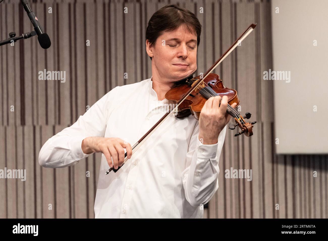 Joshua Bell si esibisce durante l'apertura dell'evento stampa del Perelman Performing Arts Center e il taglio del nastro a New York il 13 settembre 2023 Foto Stock