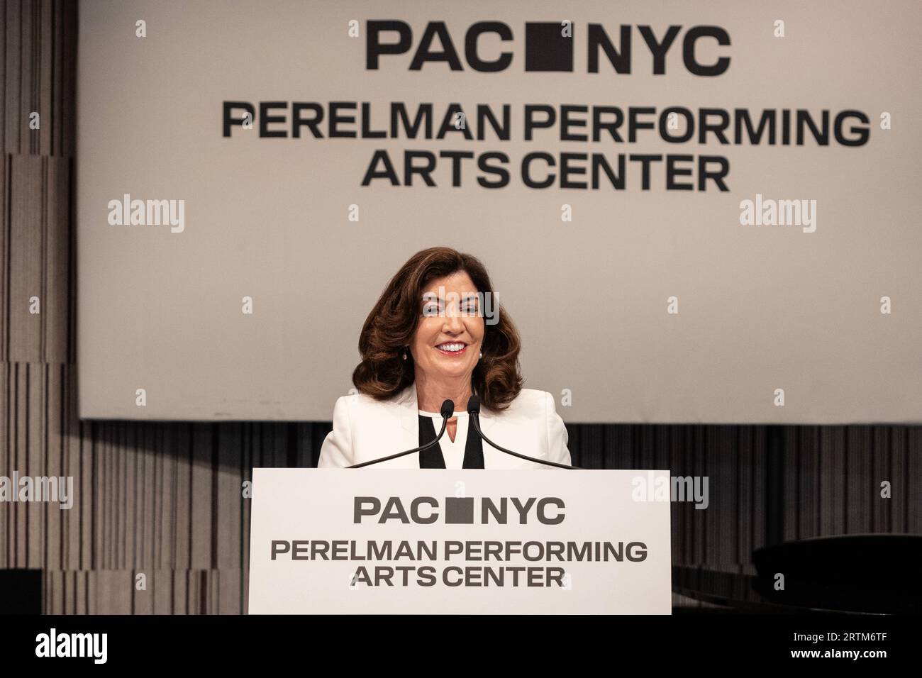 Il governatore Kathy Hochul parla durante l'apertura dell'evento stampa del Perelman Performing Arts Center e del taglio del nastro a New York il 13 settembre 2023 Foto Stock