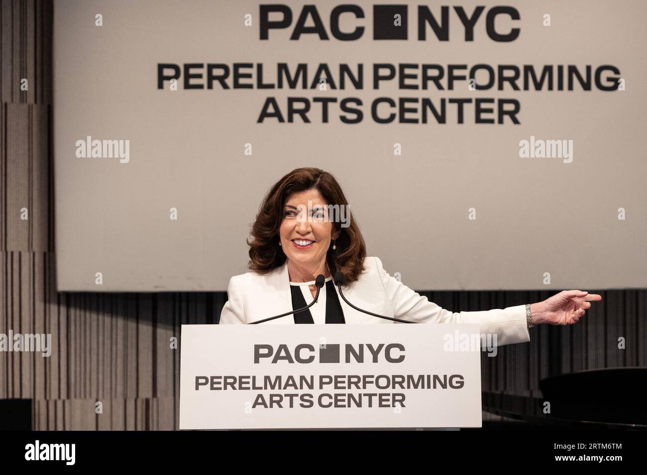 Il governatore Kathy Hochul parla durante l'apertura dell'evento stampa del Perelman Performing Arts Center e del taglio del nastro a New York il 13 settembre 2023 Foto Stock