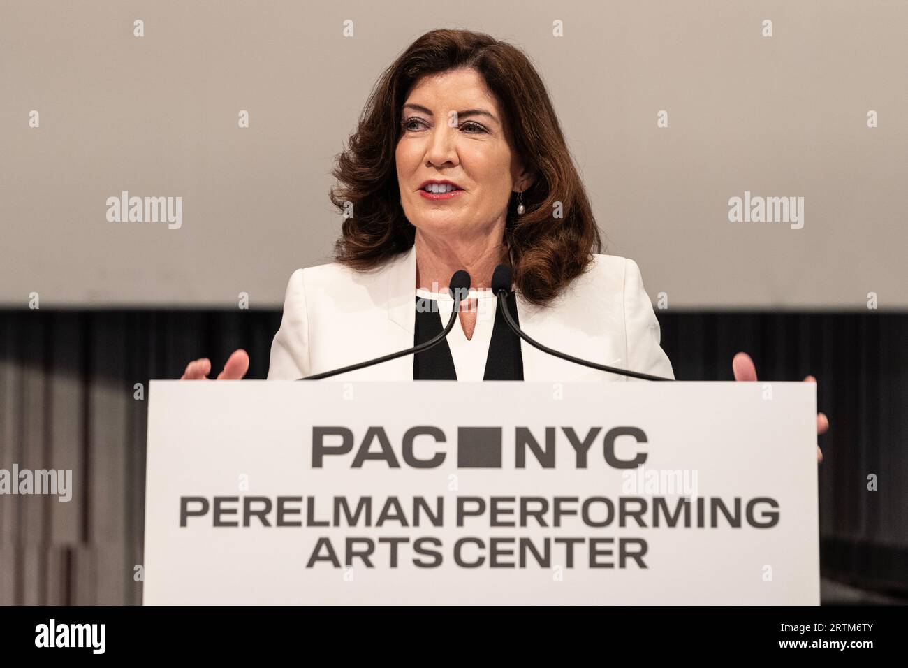 Il governatore Kathy Hochul parla durante l'apertura dell'evento stampa del Perelman Performing Arts Center e del taglio del nastro a New York il 13 settembre 2023 Foto Stock