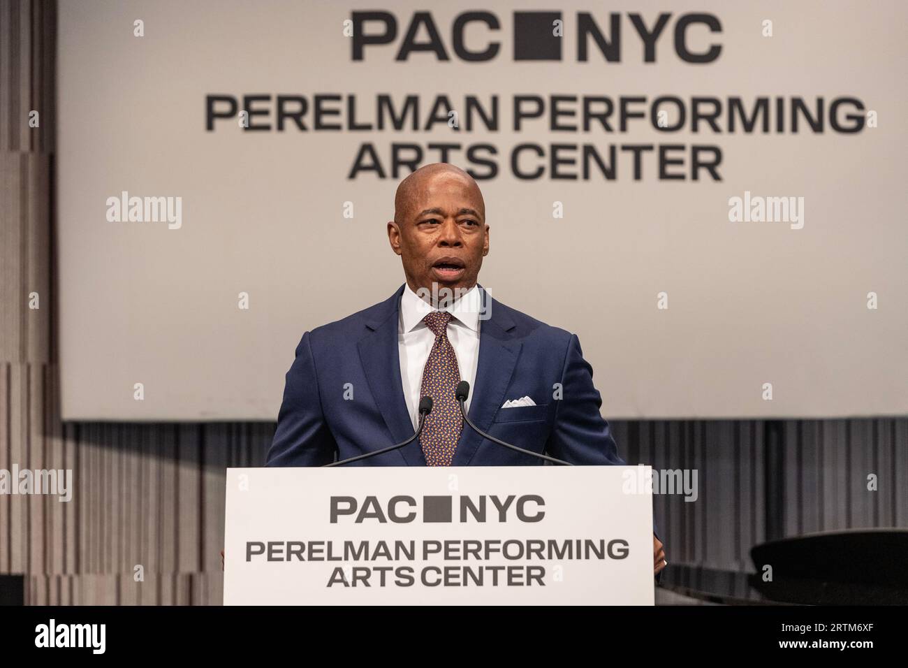 Il sindaco Eric Adams parla durante l'apertura dell'evento stampa del Perelman Performing Arts Center e del taglio del nastro a New York il 13 settembre 2023 Foto Stock