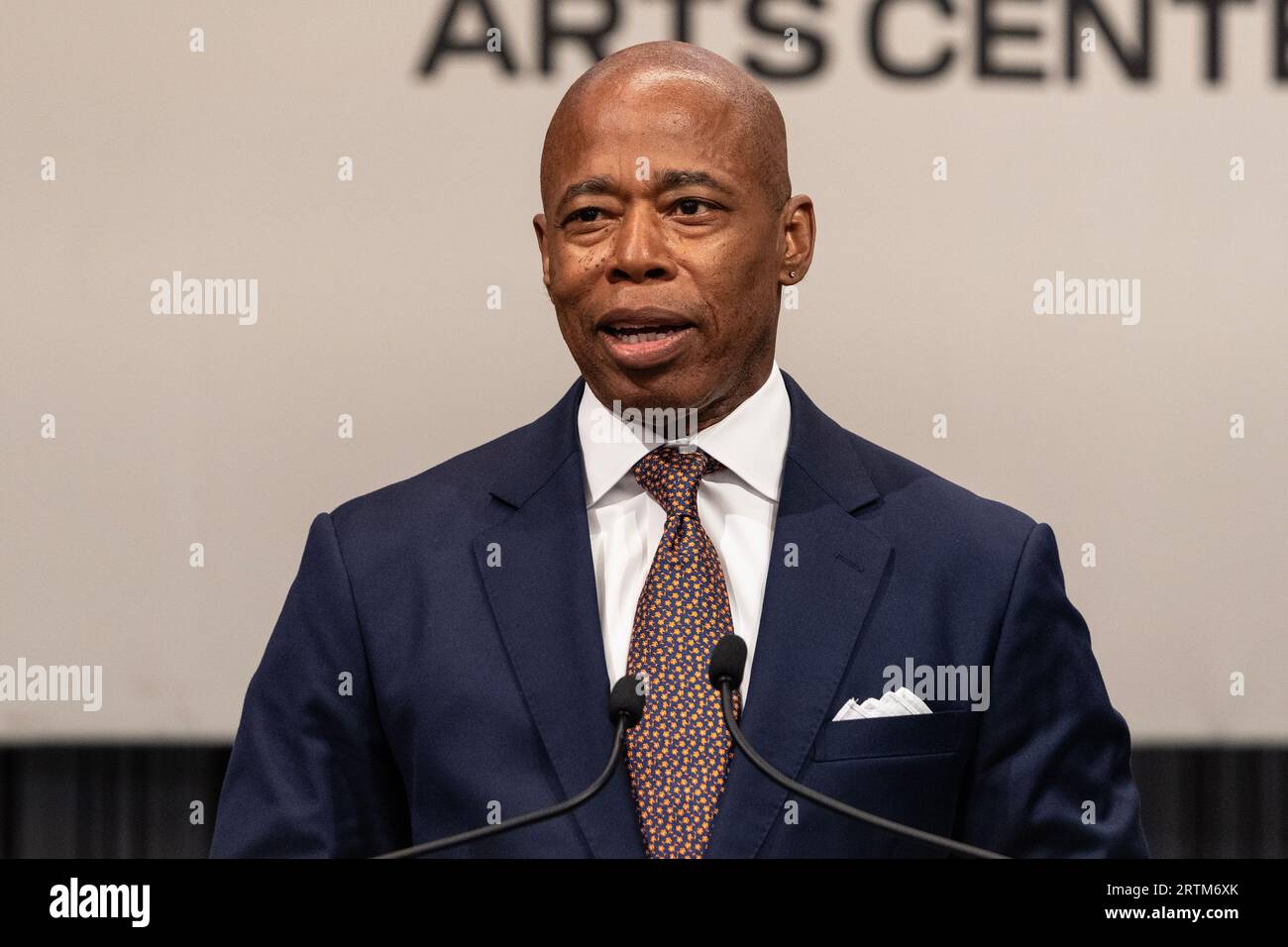 Il sindaco Eric Adams parla durante l'apertura dell'evento stampa del Perelman Performing Arts Center e del taglio del nastro a New York il 13 settembre 2023 Foto Stock