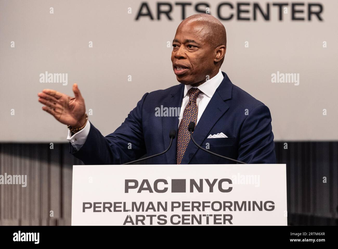 Il sindaco Eric Adams parla durante l'apertura dell'evento stampa del Perelman Performing Arts Center e del taglio del nastro a New York il 13 settembre 2023 Foto Stock