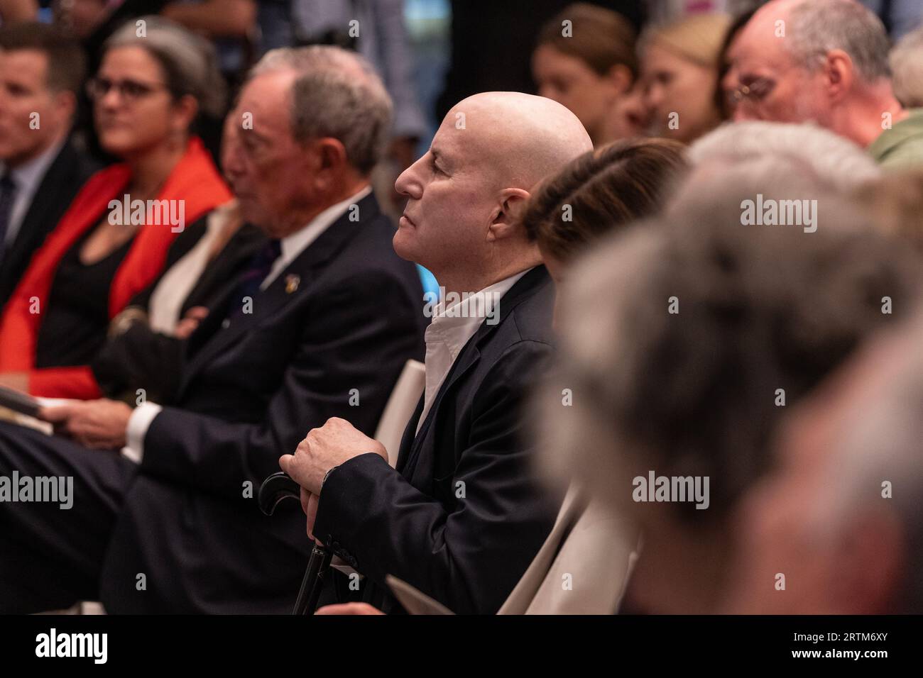 Ron Perelman (C) partecipa all'apertura dell'evento stampa del Perelman Performing Arts Center e al taglio del nastro a New York il 13 settembre 2023 Foto Stock