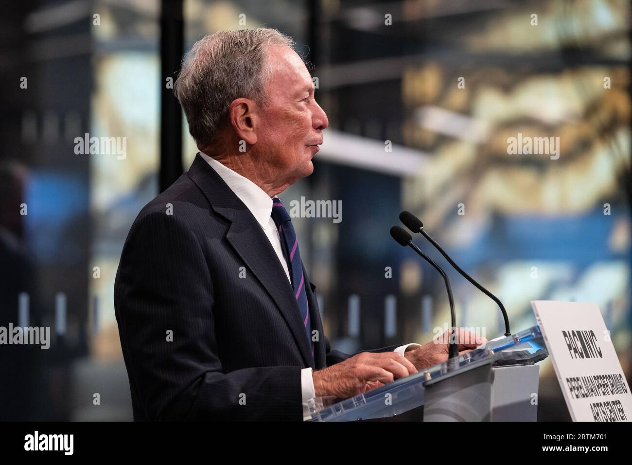 Michael Bloomberg parla durante l'apertura dell'evento stampa del Perelman Performing Arts Center e del taglio del nastro a New York il 13 settembre 2023 Foto Stock