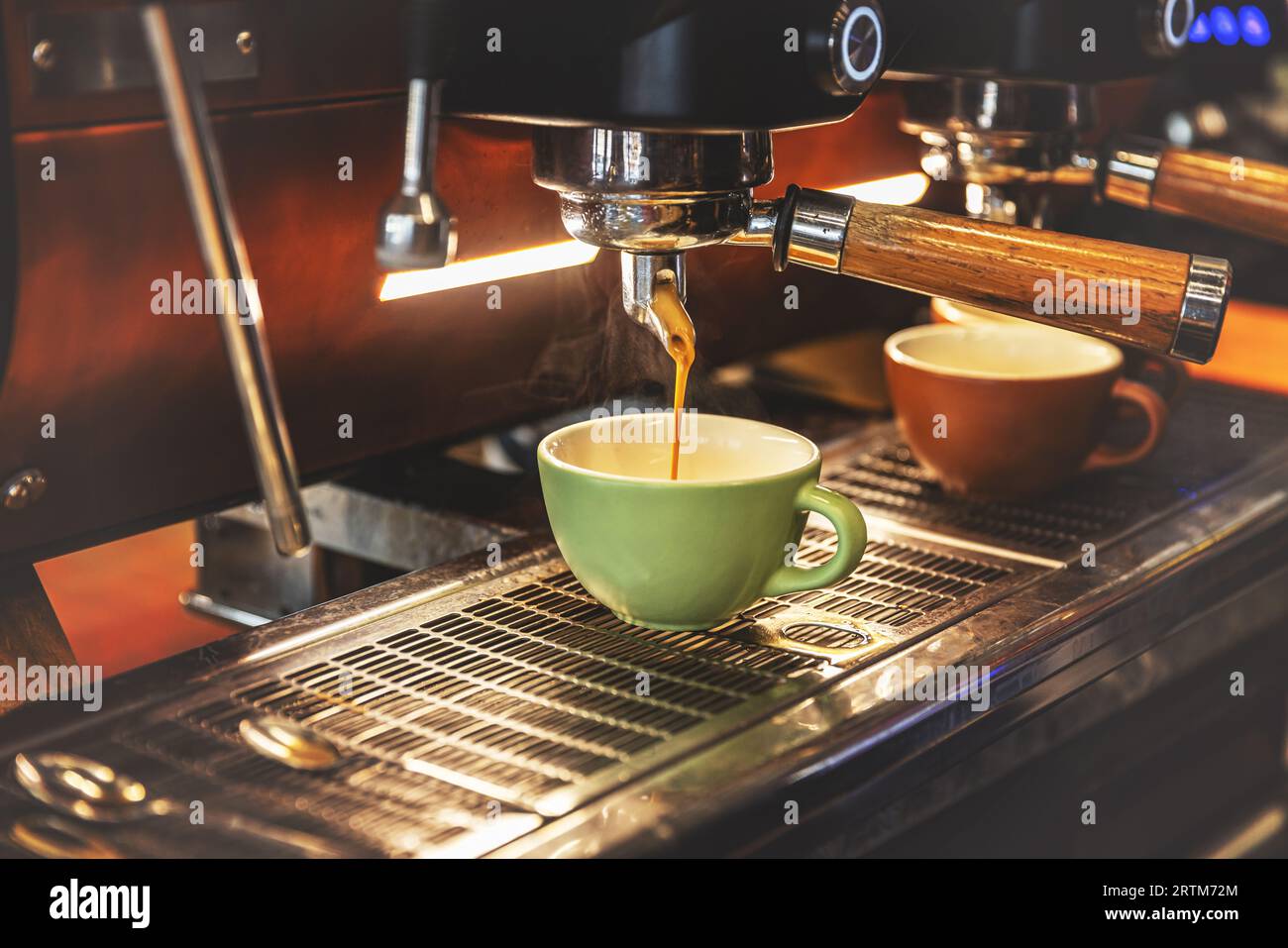 Versare il caffè espresso dalla macchina per il caffè. Professional per l'infusione di caffè Foto Stock