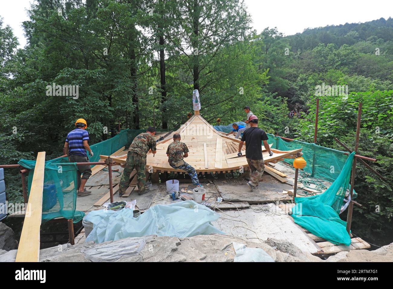 Pechino, Cina - 26 giugno 2021: I lavoratori costruiscono padiglioni tradizionali cinesi a Pechino Foto Stock