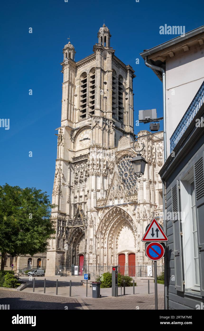 La cattedrale cattolica in stile gotico di San Pietro e San Paolo a Troyes, Aube, Francia, vista da Rue de la mnt Saint-Pierre. Foto Stock