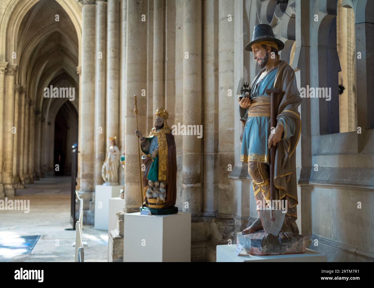 Una statua del santo cattolico Isidoro accanto ad altri santi nella cattedrale di Saint Pierre Saint Paul a Troyes, in Francia. Foto Stock