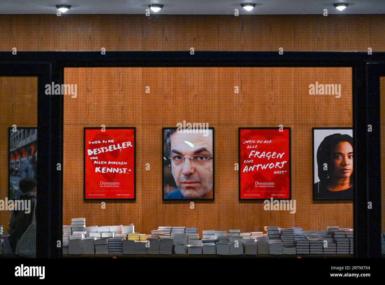 Berlino, Germania. 13 settembre 2023. Libri e poster al 23° Festival Internazionale di Letteratura di Berlino presso la Haus der Berliner Festspiele. Crediti: Jens Kalaene/dpa/Alamy Live News Foto Stock