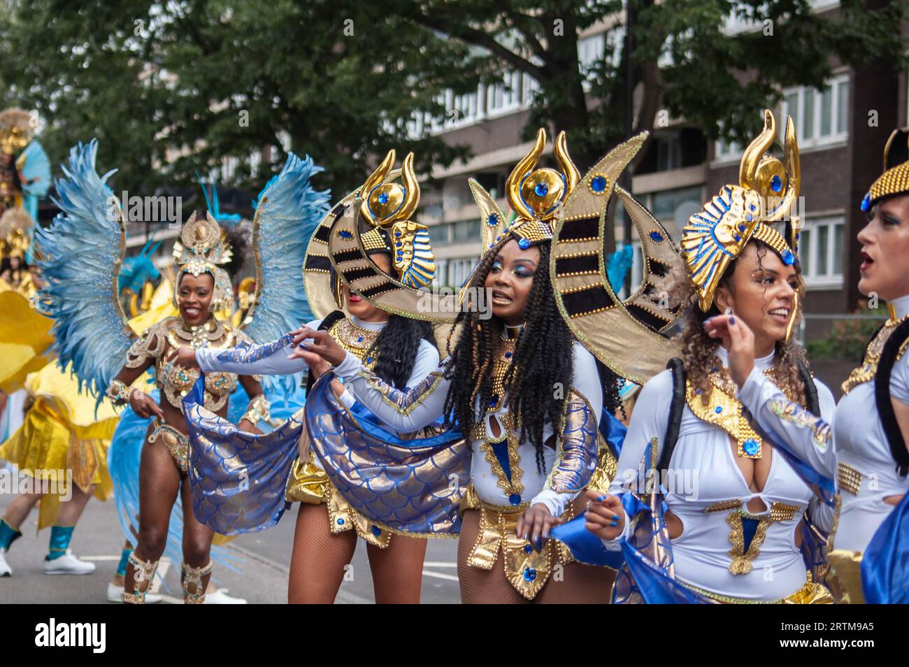NOTTING HILL, LONDRA, INGHILTERRA - 28 agosto 2023: Artisti che indossano costumi al Carnevale di Notting Hill 2023 Foto Stock