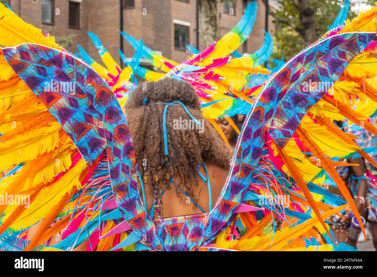 NOTTING HILL, LONDRA, INGHILTERRA - 28 agosto 2023: Donna che indossa un costume al Carnevale di Notting Hill 2023 Foto Stock