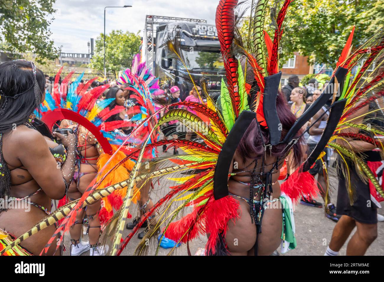 NOTTING HILL, LONDRA, INGHILTERRA - 28 agosto 2023: Artisti che indossano costumi al Carnevale di Notting Hill 2023 Foto Stock