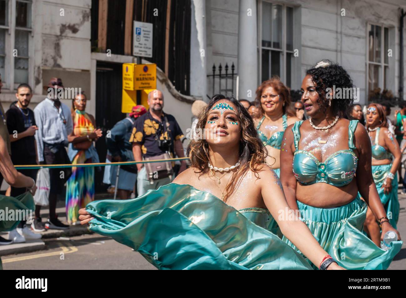 NOTTING HILL, LONDRA, INGHILTERRA - 28 agosto 2023: Artisti che indossano costumi al Carnevale di Notting Hill 2023 Foto Stock