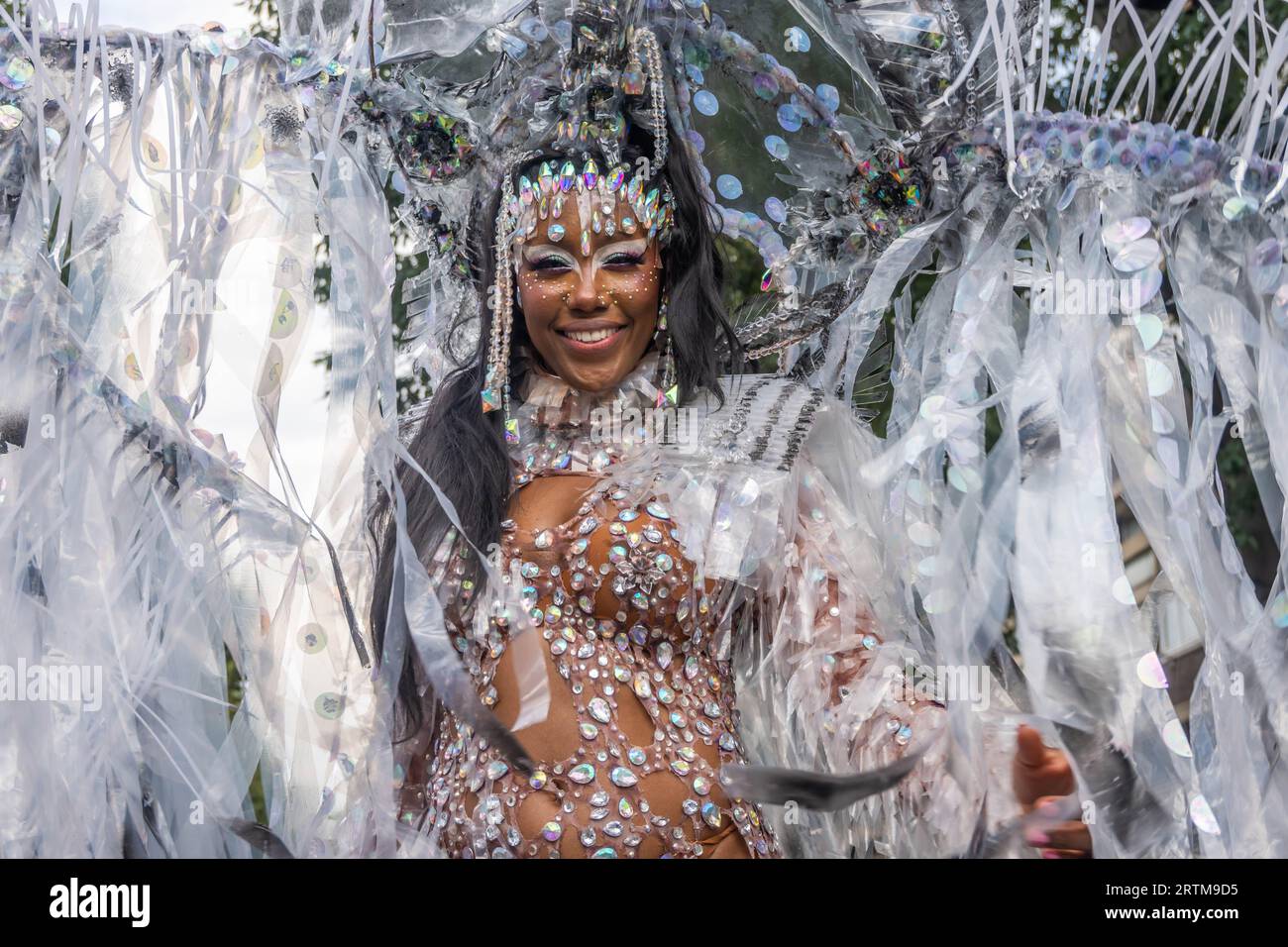NOTTING HILL, LONDRA, INGHILTERRA - 28 agosto 2023: Donna che indossa un costume al Carnevale di Notting Hill 2023 Foto Stock