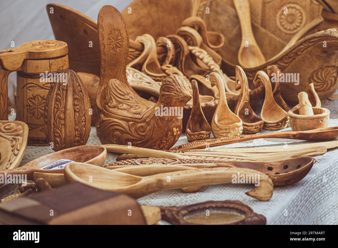 Vendita di utensili e oggetti in legno fatti a mano in una fiera o mercato di artigianato popolare a Vilnius, Lituania, Europa Foto Stock