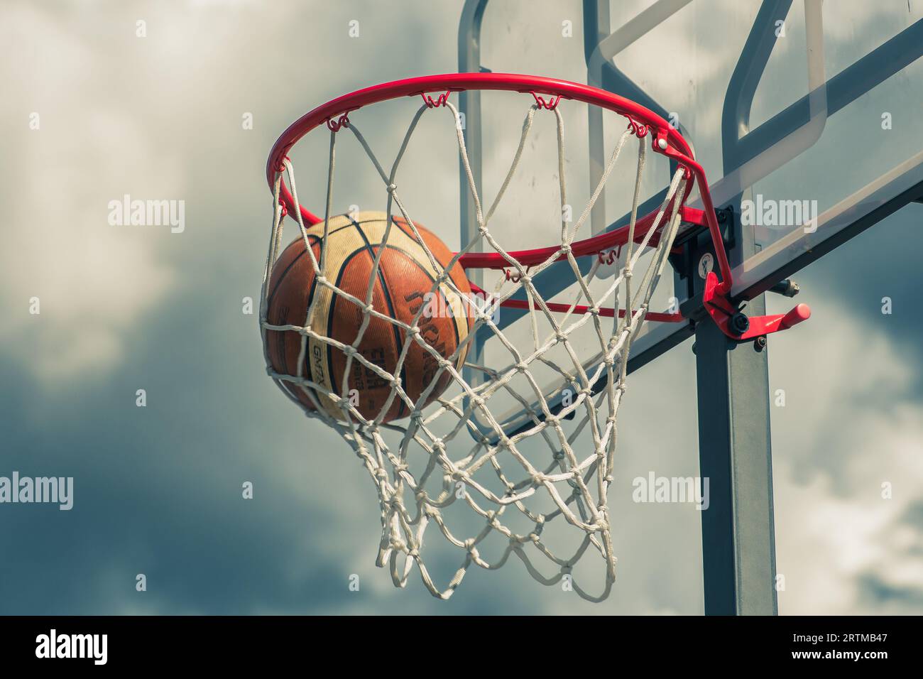 Una rete da basket con canestro da basket immagini e fotografie stock ad  alta risoluzione - Alamy