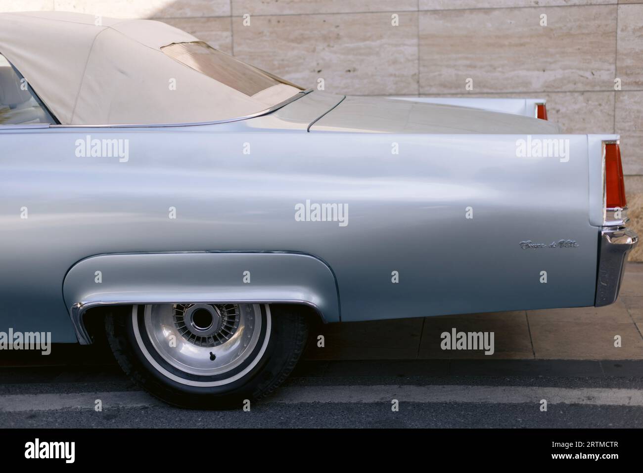 Una Cadillac de Ville berlina d'epoca parcheggiata sullo sfondo di un muro di mattoni. Foto Stock