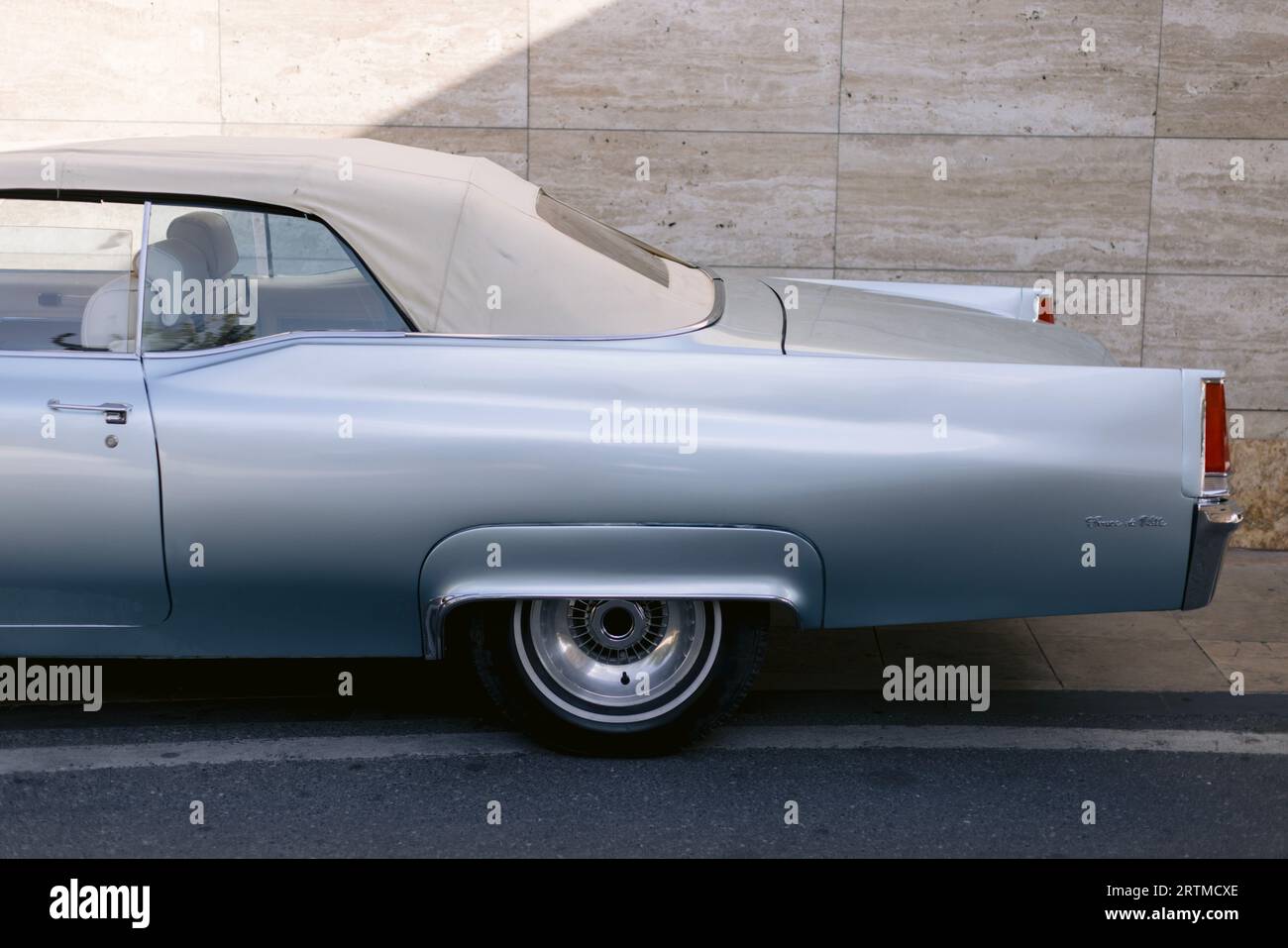 Una Cadillac de Ville berlina d'epoca parcheggiata sullo sfondo di un muro di mattoni. Foto Stock