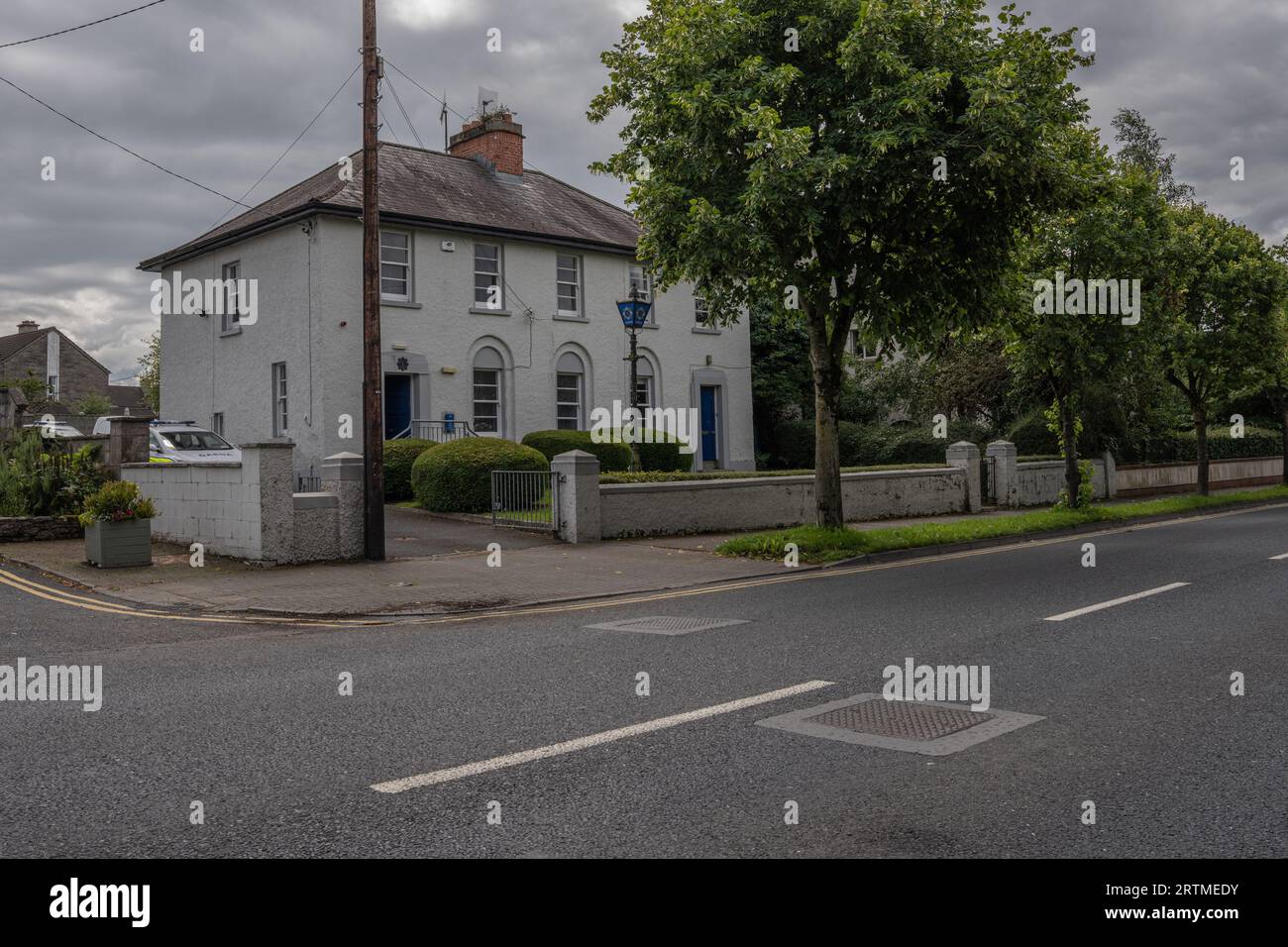 Kilcullen County Kildare, Irlanda, 19 luglio 2023. Vista frontale della stazione Kilcullen Garda Foto Stock