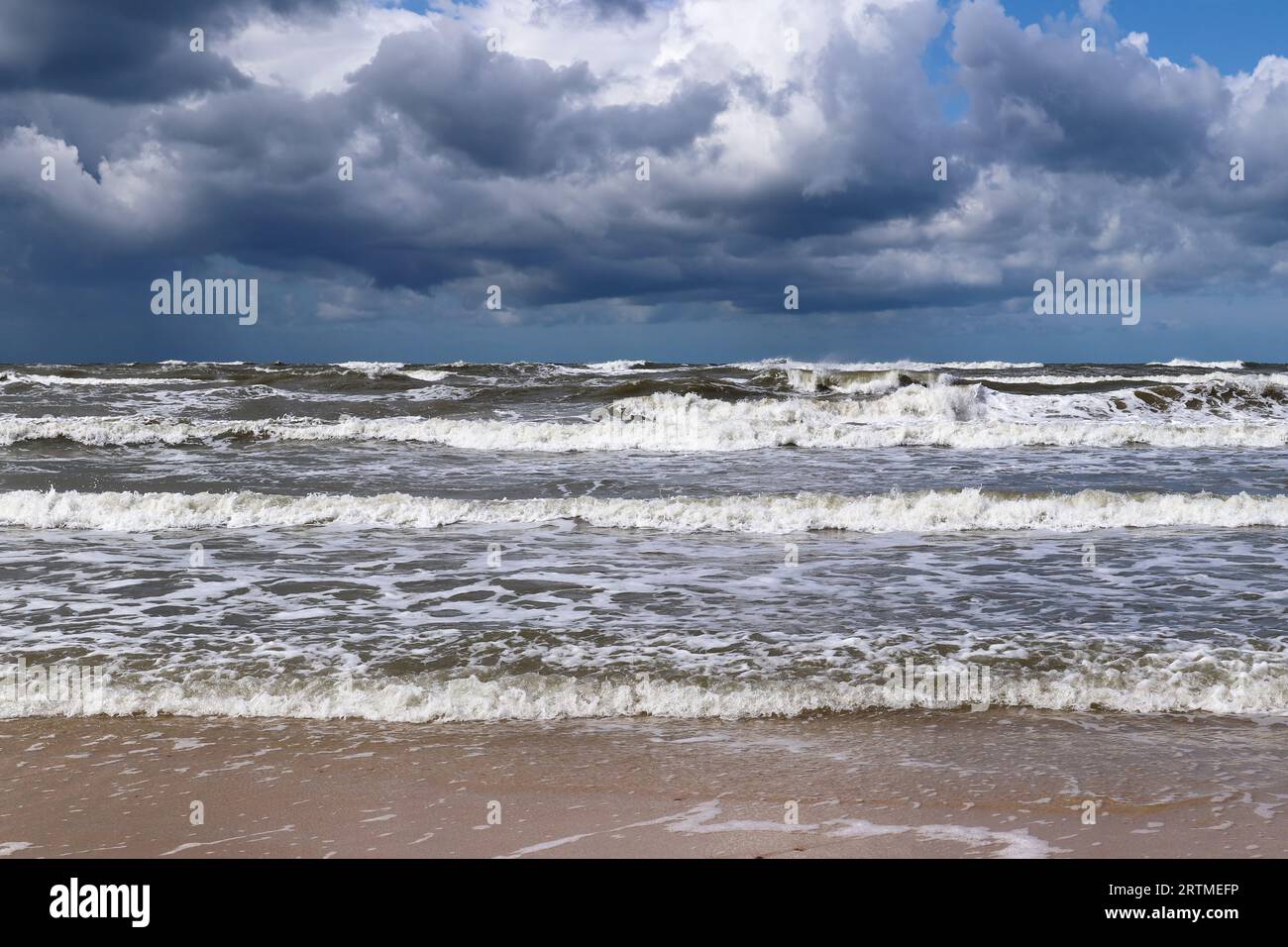 Mari e onde aspre sulla costa del Mar Baltico nel Parco nazionale slovacco, Smoldzino, Polonia Foto Stock