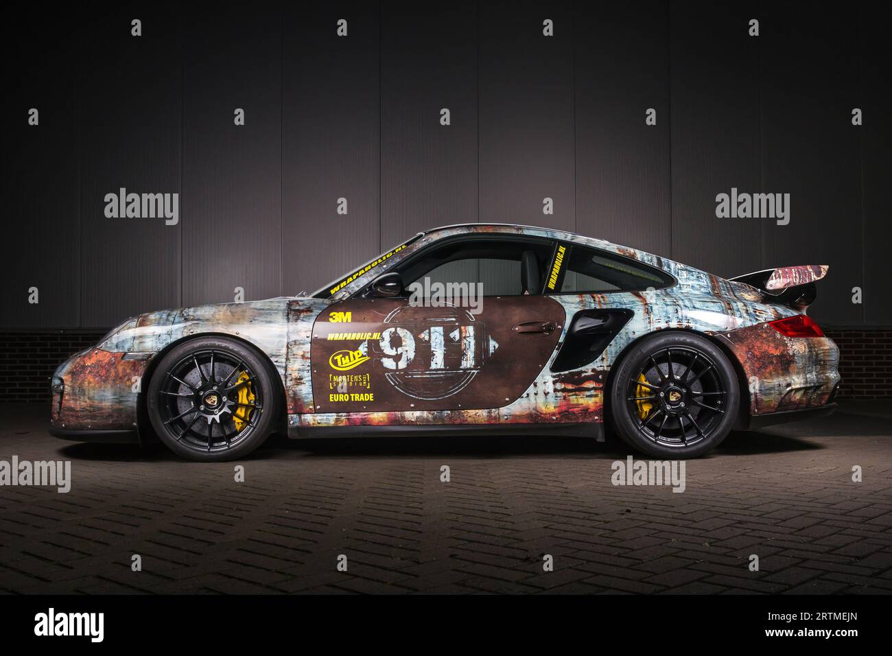 Riprese notturne con una Porsche 911 GT2 con un involucro arrugginito personalizzato. Foto Stock