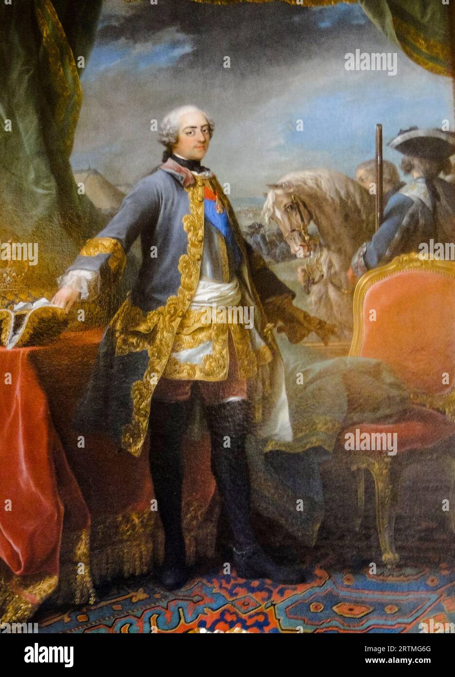 Luigi XV (1710-1774), re di Francia, in uniforme militare, ritratto dipinto ad olio su tela di Charles-André van Loo, 1748 Foto Stock