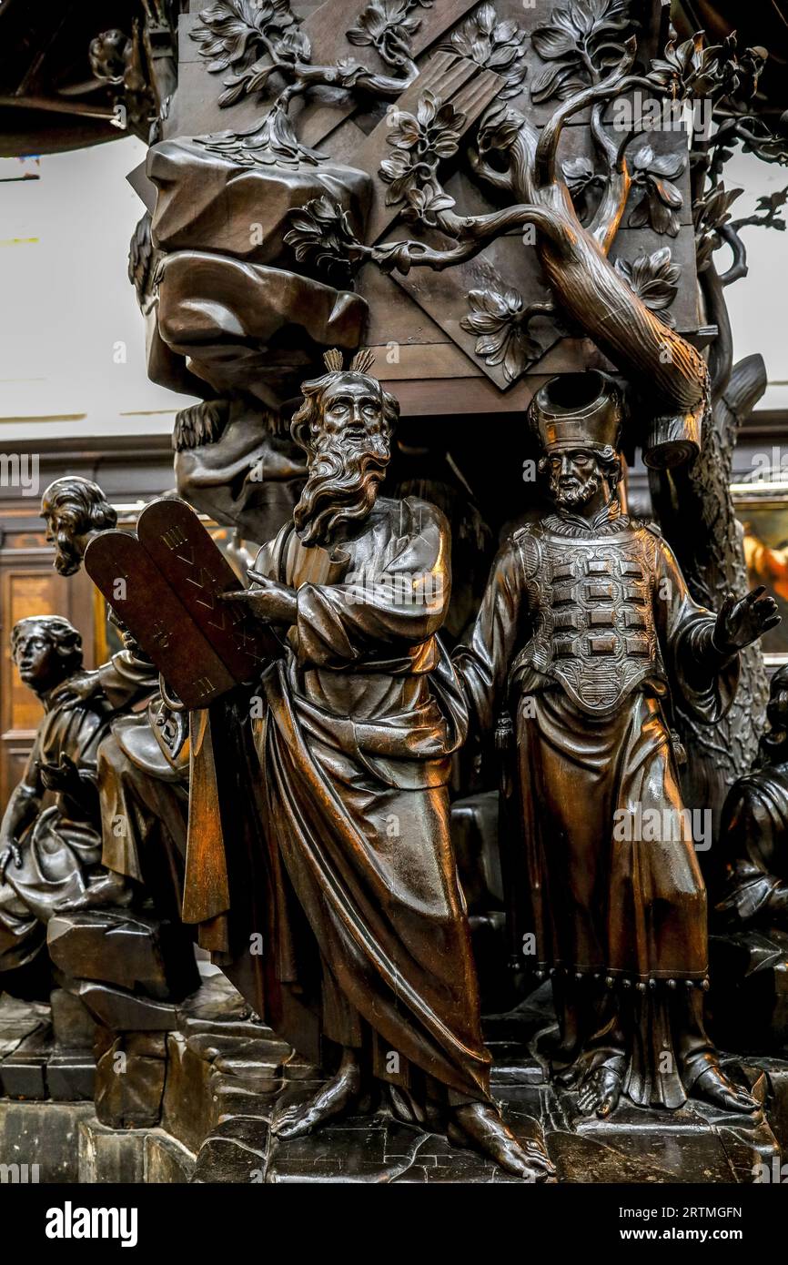 Notre Dame du Finisterre chiesa cattolica, Bruxelles, Belgio. Gruppo scultoreo intorno a Mosè e ai 10 Comandamenti Foto Stock