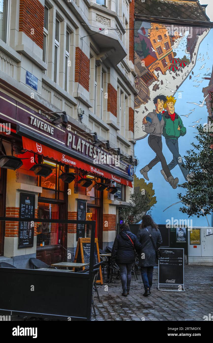 Street art e caffetteria a Bruxelles, Belgio. Personaggi delle strisce a fumetti Foto Stock