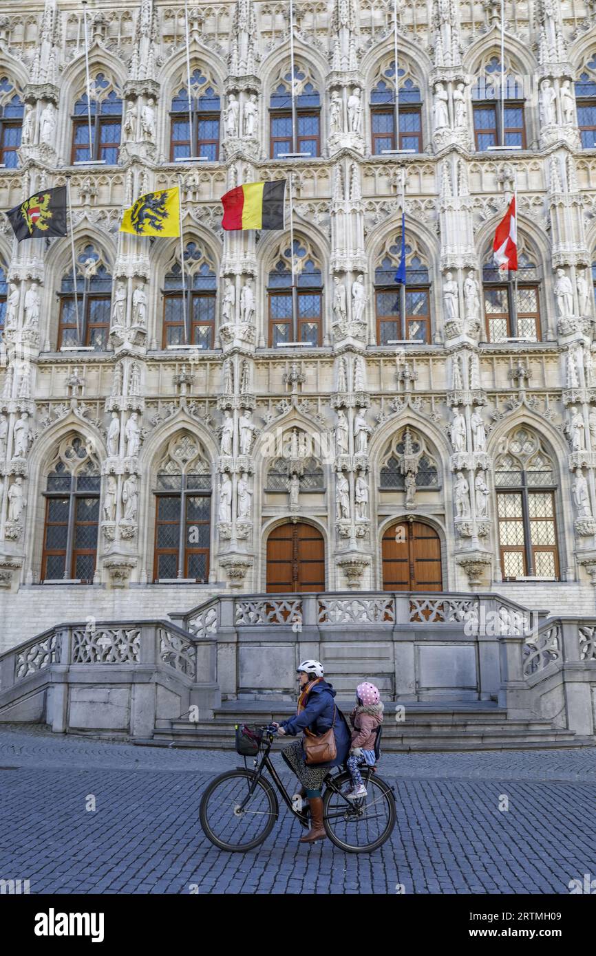 Pedalando davanti al municipio, Leuwen, Belgio Foto Stock