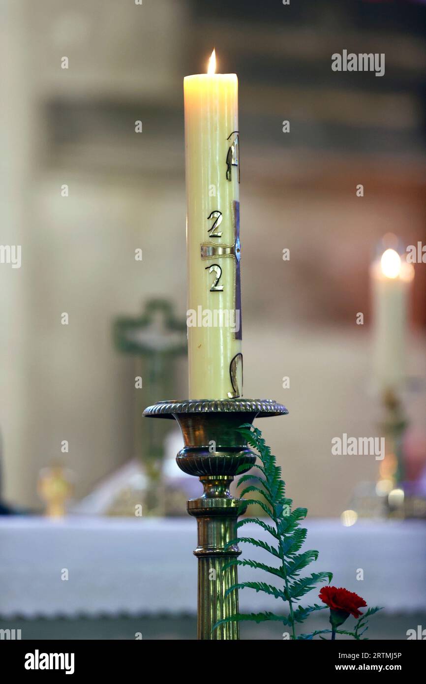 Basilica di Saint Francois de Sales. La candela Paschal è una grande candela bianca utilizzata ogni anno a Pasqua. Thonon. Francia. Foto Stock