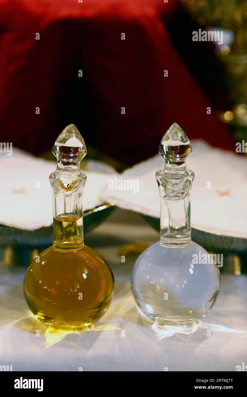 Cruet per vino e acqua benedette durante la celebrazione religiosa cattolica. Celebrazione dell'Eucaristia. Cluses. Francia. Foto Stock