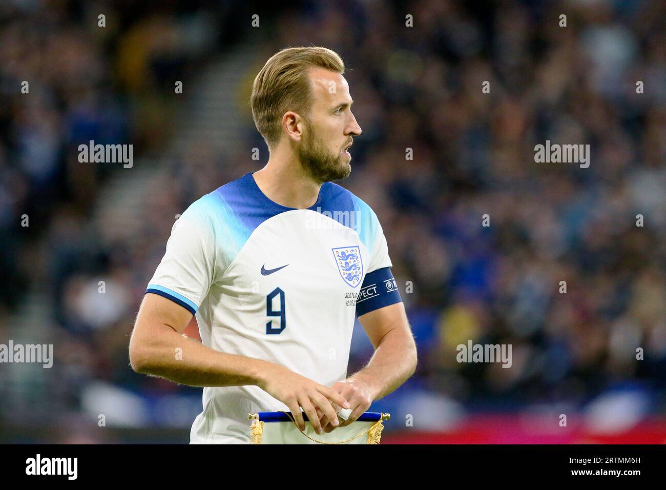 HARRY KANE, capitano della nazionale di calcio inglese, ha fotografato il 150° anniversario della partita a Hampden Park, Glasgow, Scozia, Regno Unito Foto Stock