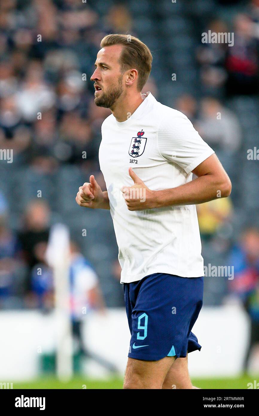 HARRY KANE, capitano della nazionale di calcio inglese, ha fotografato il 150° anniversario della partita a Hampden Park, Glasgow, Scozia, Regno Unito Foto Stock
