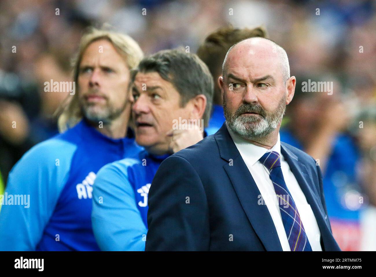STEVE CLARKE, allenatore di football per la squadra nazionale di calcio scozzese con i suoi assistenti dietro. Immagine scattata a Hampden Park, Glasgow, Scozia, Regno Unito Foto Stock