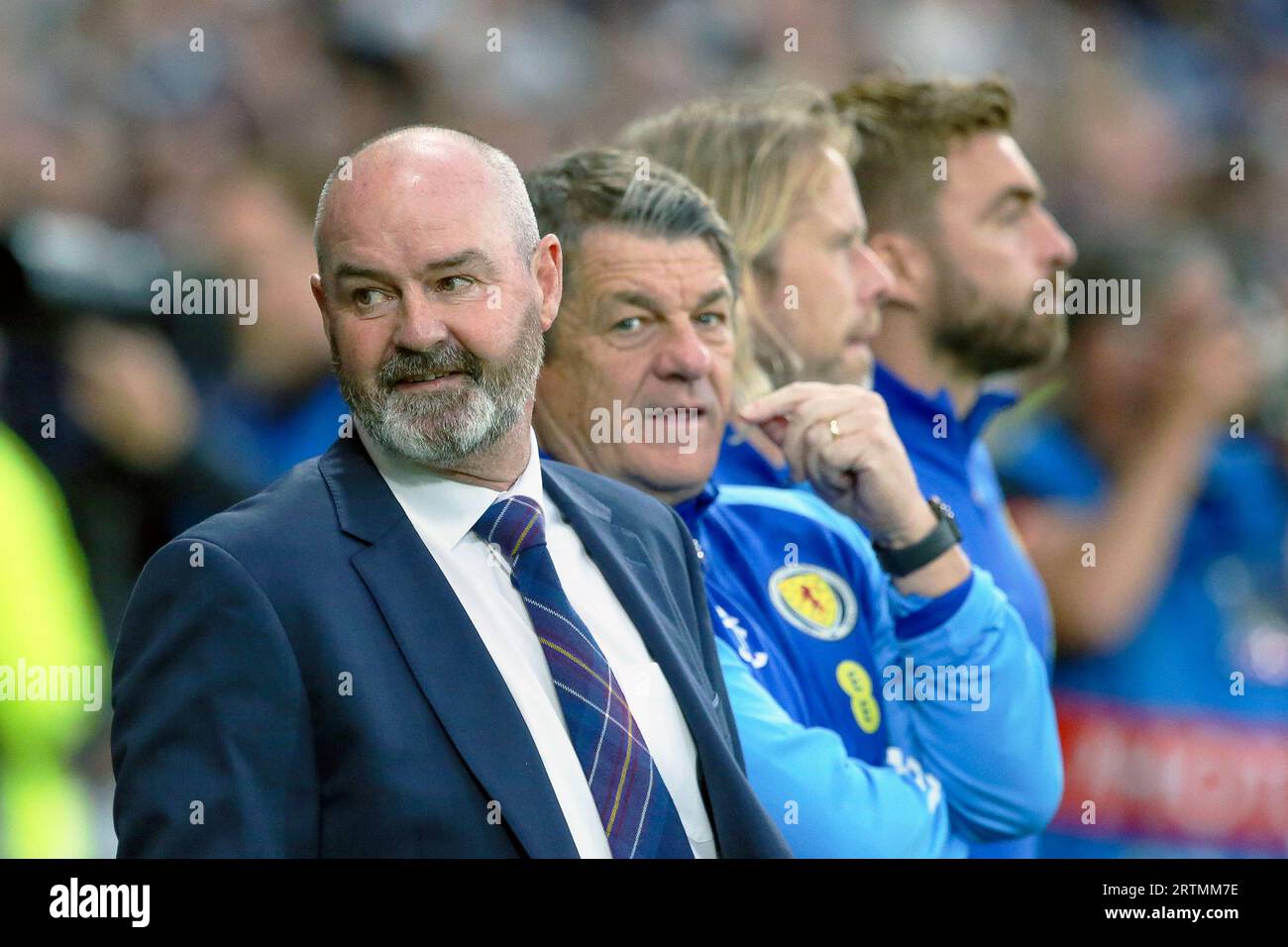 STEVE CLARKE, allenatore di football per la squadra nazionale di calcio scozzese con i suoi assistenti dietro. Immagine scattata a Hampden Park, Glasgow, Scozia, Regno Unito Foto Stock