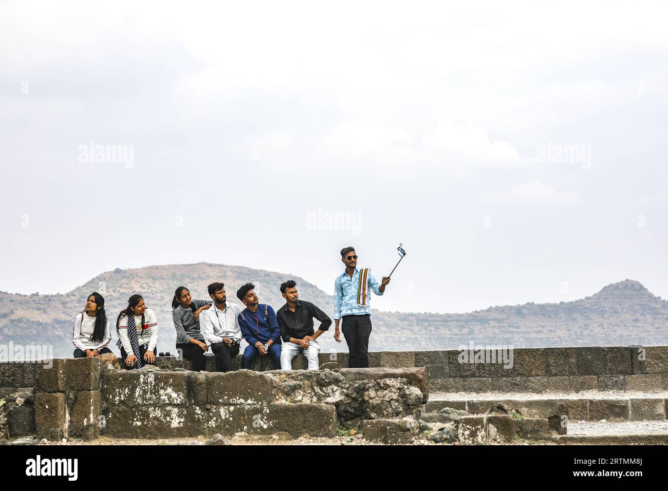 Giovani visitatori che fanno un selfie a Daulatabad, Maharashtra, India Foto Stock