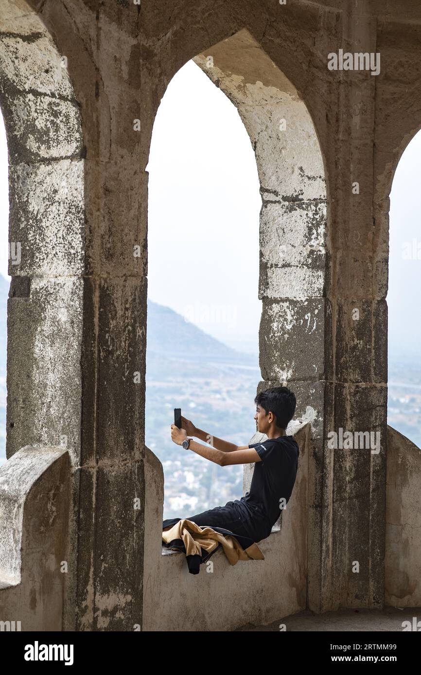 Un ragazzo che fa un selfie nel forte di Daulatabad, Maharashtra, India Foto Stock