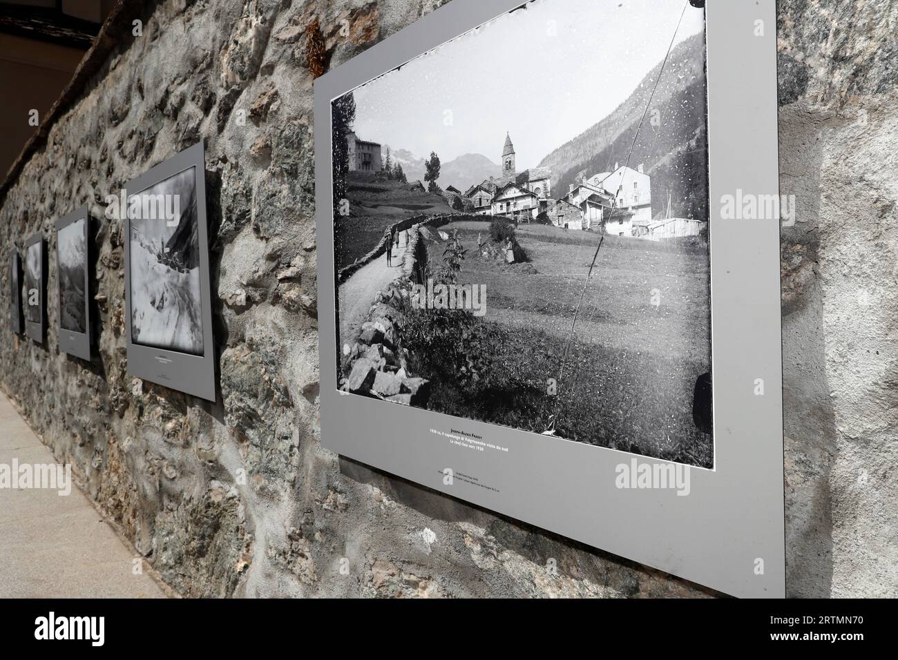 Mostra di vecchie foto in bianco e nero del villaggio di Valgrisenche. Valgrisenche. Italia. Foto Stock
