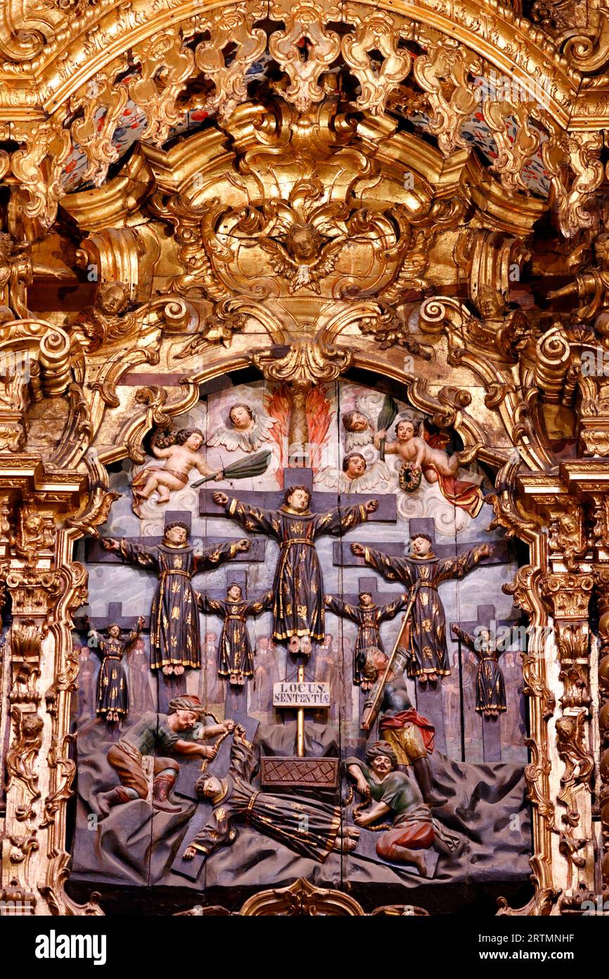 Interno della chiesa gotica di San Francesco (Igreja de Sao Francisco). Santi martiri del Marocco. Sculture. Porto. Portogallo. Foto Stock