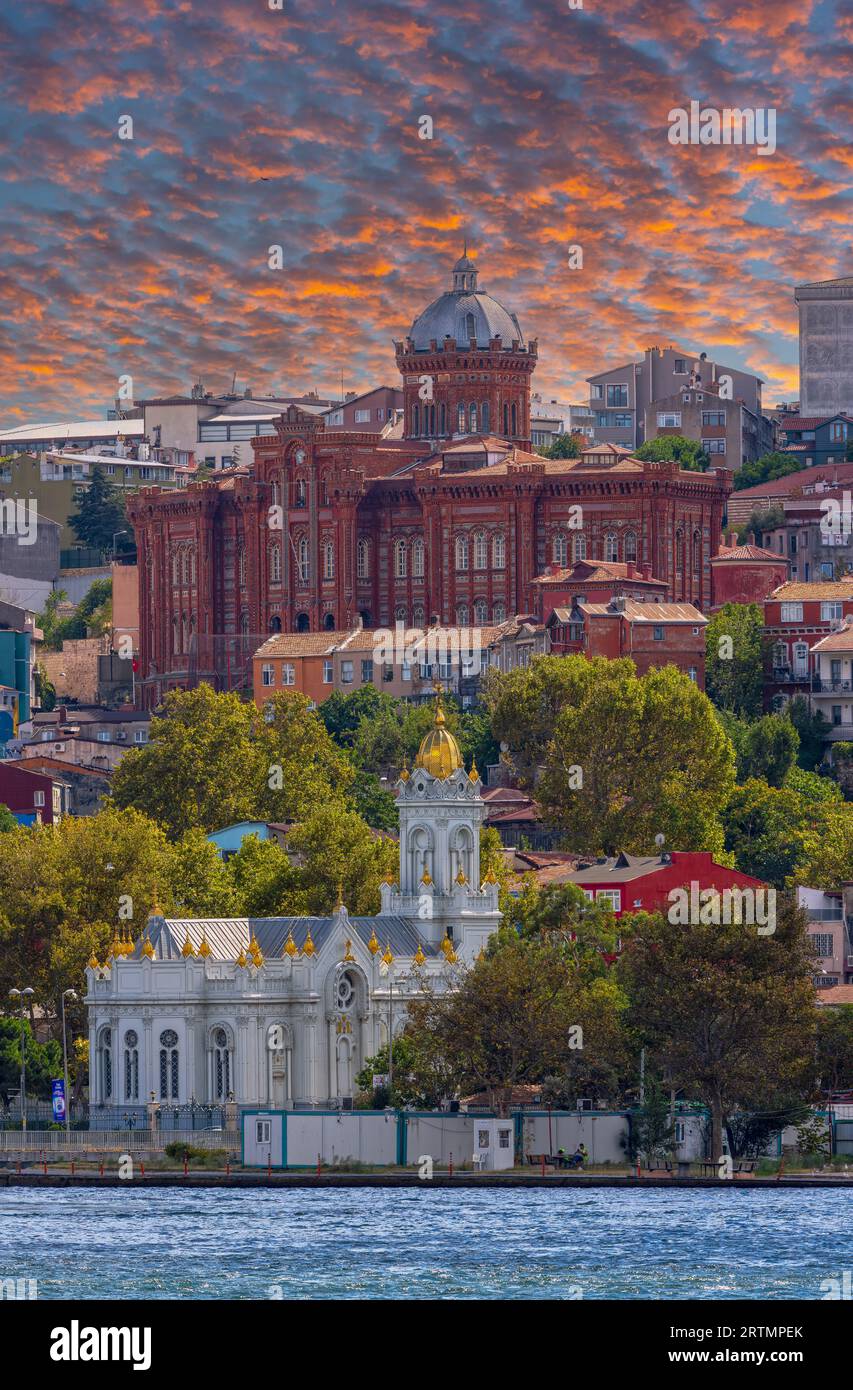 Istanbul, Turchia, 11 settembre 2023: Fener Greek Boys High School Phanar Greek Orthodox College) e Sveti Stefan Bulgarian Church Foto Stock