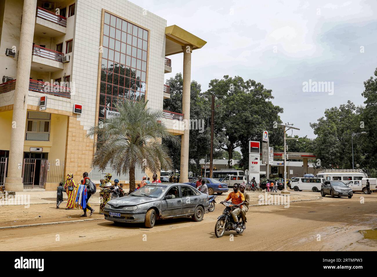 Traffico e banca francese nel centro di Thies, Senegal Foto Stock