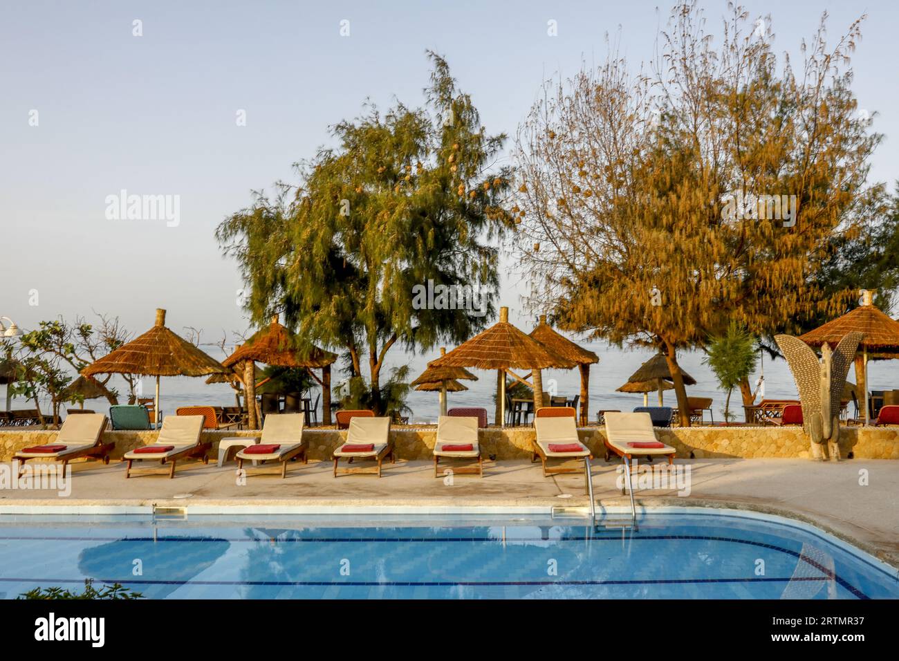 Piscina dell'hotel a Ndayane, Senegal Foto Stock