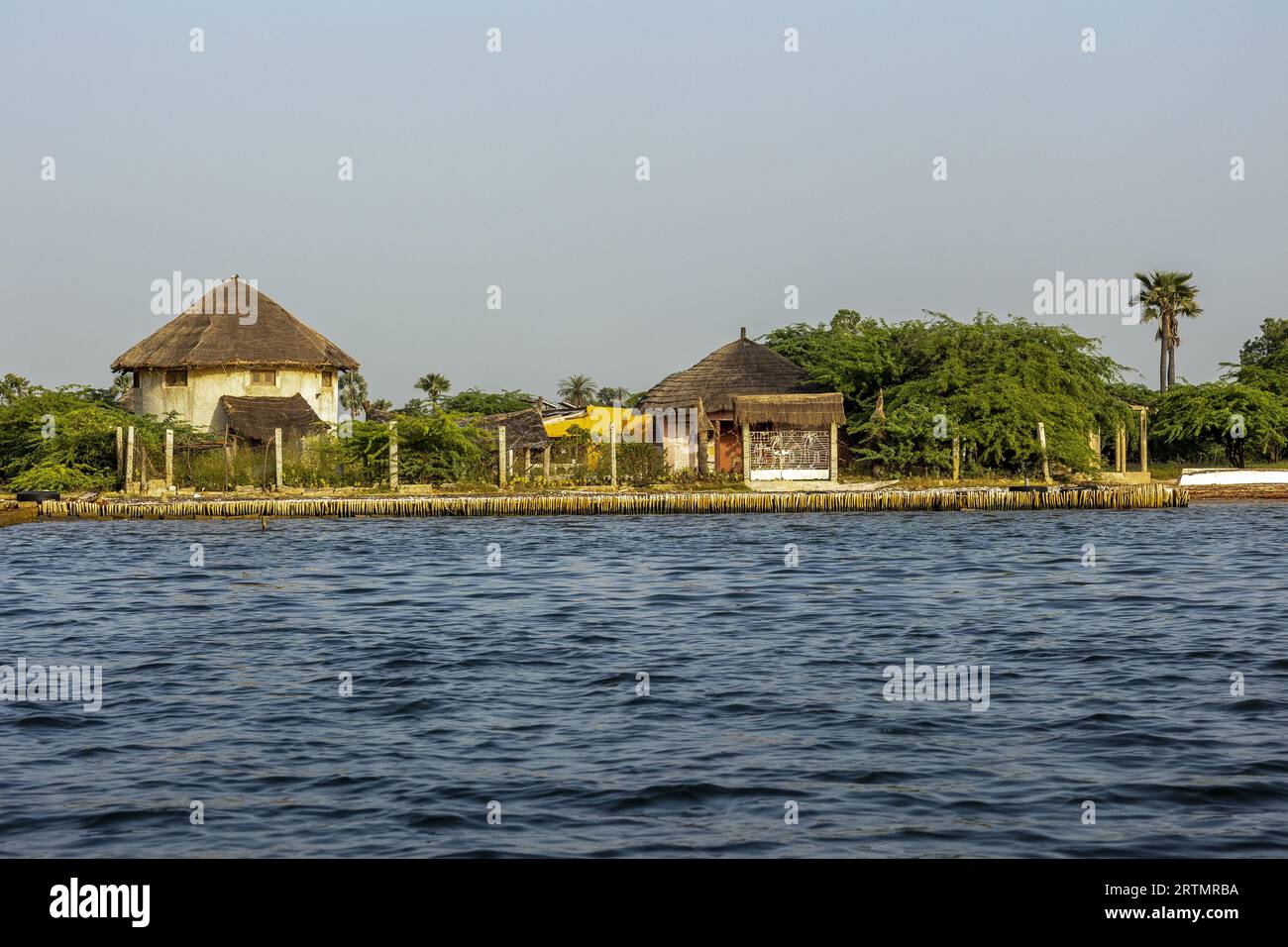 Edifici sul lungomare, isola di Mar Lodj, Senegal Foto Stock
