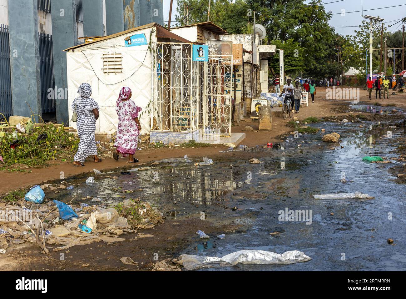 Strada allagata a Kaolack, Senegal Foto Stock