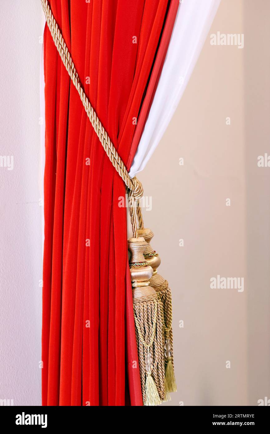 Tenda rossa nella lussuosa camera d'hotel. Decorazioni e design degli interni. Foto Stock