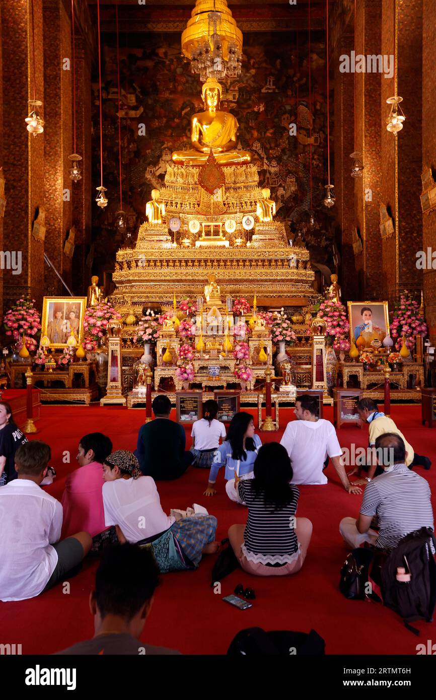 Tempio di Wat Pho. Statua del Buddha seduta Phra Phuttha Thewapatimakon. Bangkok. Thailandia. Foto Stock