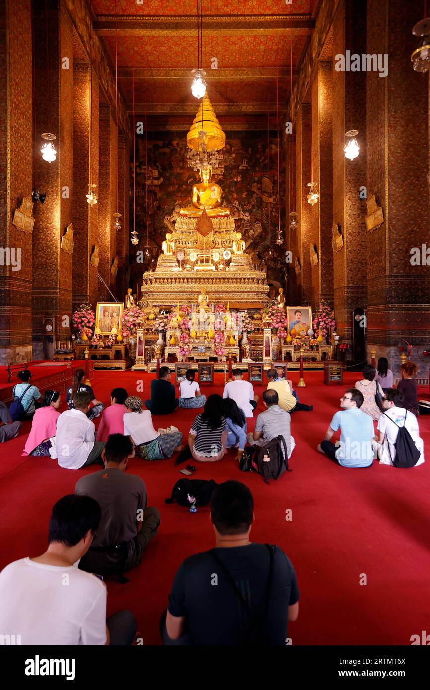 Tempio di Wat Pho. Statua del Buddha seduta Phra Phuttha Thewapatimakon. Bangkok. Thailandia. Foto Stock