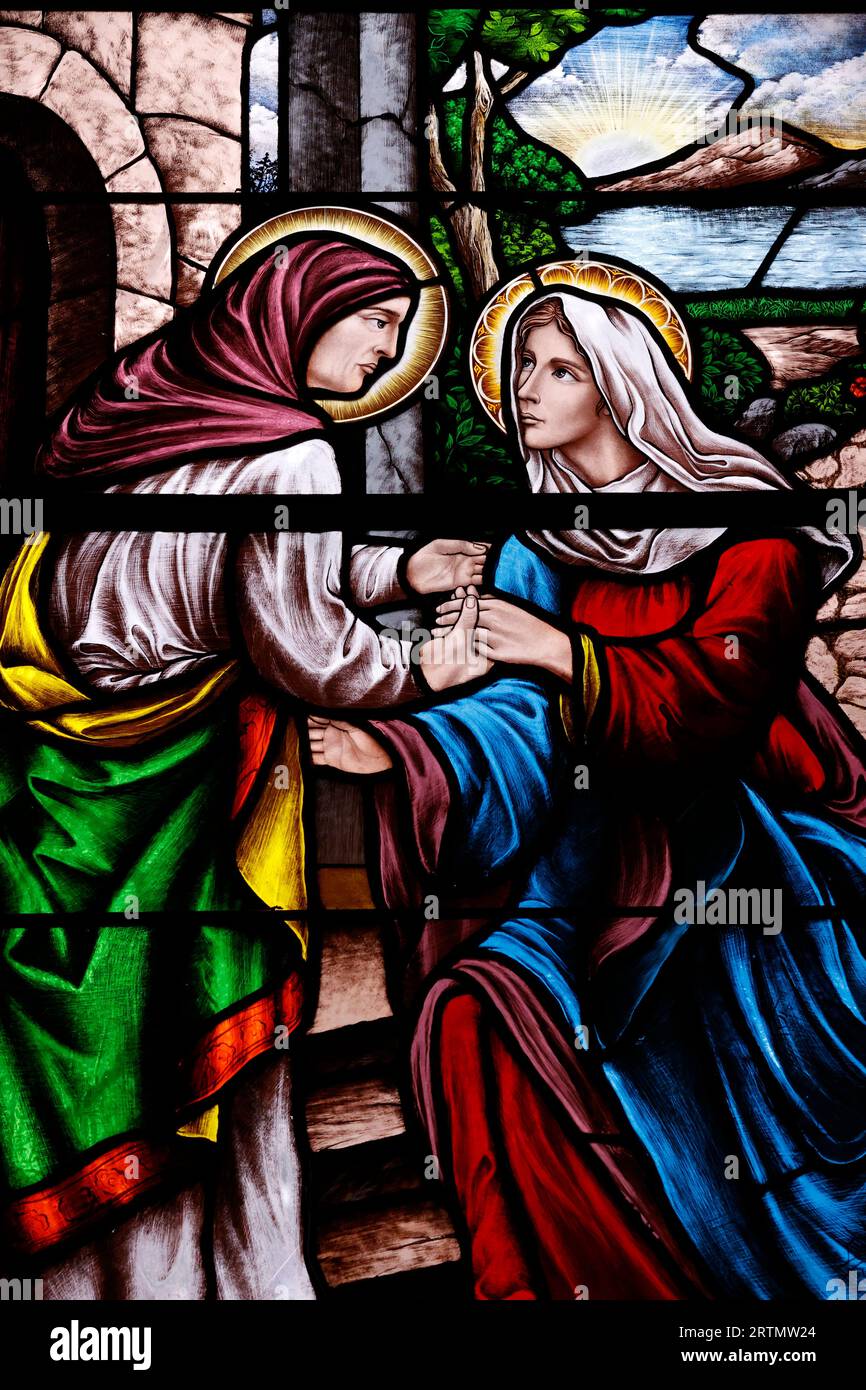 Cattedrale di San Nicola Dalat. Vetrata colorata. La Visitazione della Beata Vergine Maria è la visita di Maria con Elisabetta, come registrato nel l Foto Stock
